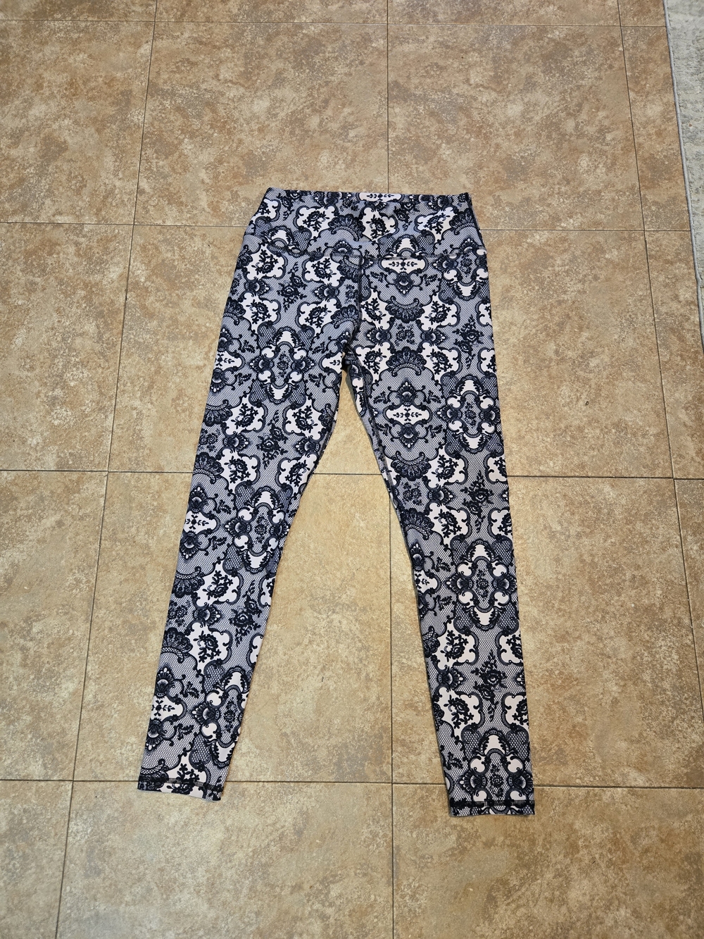 Fabletics High Waisted Seamless Lace Capri Leggings Black White Size S Small